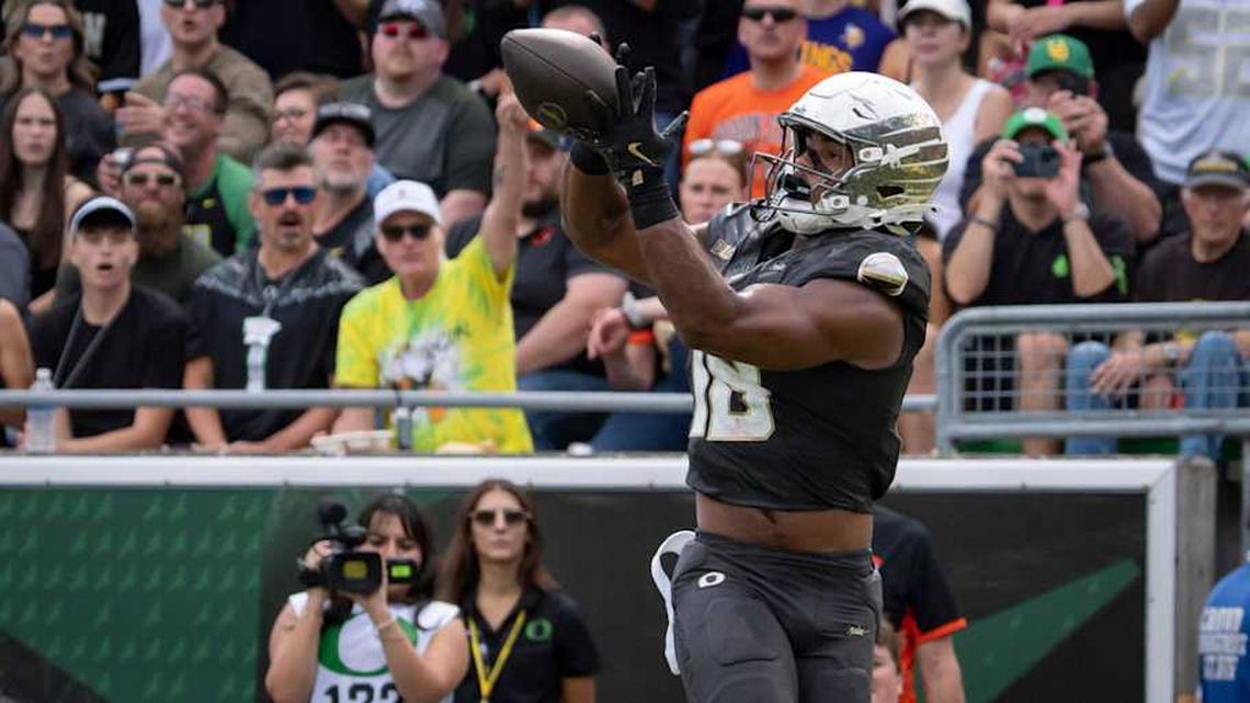  Oregon Ducks tight end Kenyon Sadiq catches a pass as the Oregon Ducks host the Oregon State Beavers Sept. 20, 2025, at Autzen Stadium in Eugene, Oregon. | Ben Lonergan/The Register-Guard / USA TODAY NETWORK via Imagn Images 