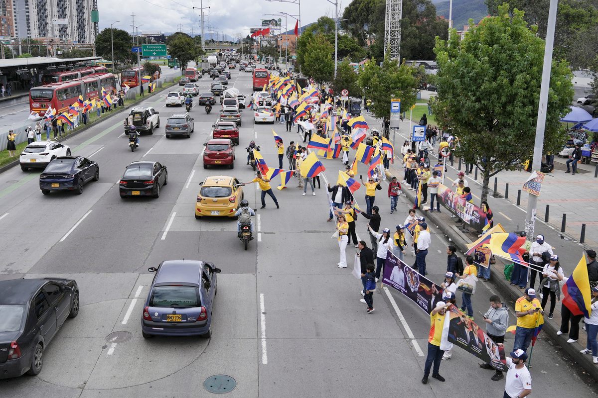 Supporters of Colombian presidential candidate Abelardo De La Espriella of the political movement Defenders of the Homeland, gather to campaign, ahead of the runoff election in Bogota, Colombia, June 6, 2026. REUTERS/Nathalia Angarita