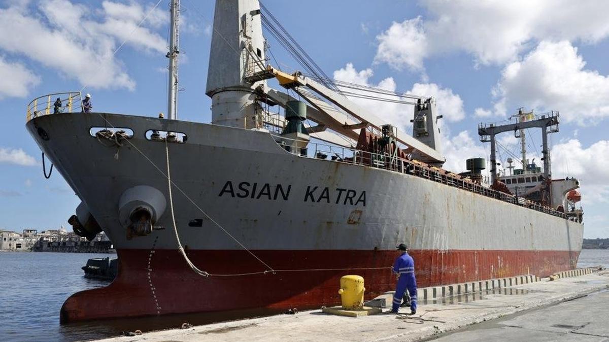 A port worker moors the Asian Katra cargo ship after it arrives in Havana Bay, Cuba, on Monday. The merchant vessel docked carrying humanitarian aid from Mexico and Uruguay for Cubans facing power outages and a severe economic crisis worsened by US restrictions on fuel supplies. Photo by Ernesto Mastrascusa/EPA