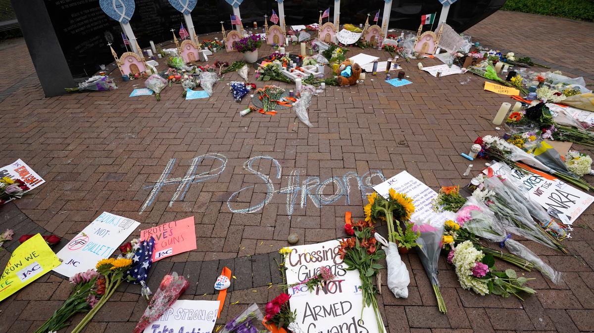 Un homenaje a las siete personas muertas y otras heridas en el tiroteo masivo del 4 de julio del lunes crece en un monumento a los veteranos, el miércoles 6 de julio de 2022 en Highland Park, Illinois (Foto AP/Charles Rex Arbogast)