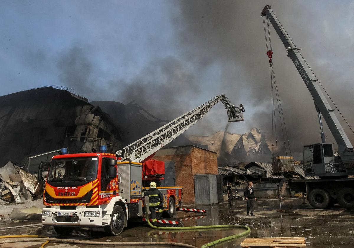 Firefighters work at a site of a Russian missile strike, amid Russia's attack on Ukraine, in Dnipro, Ukraine May 20, 2026. REUTERS/Stringer