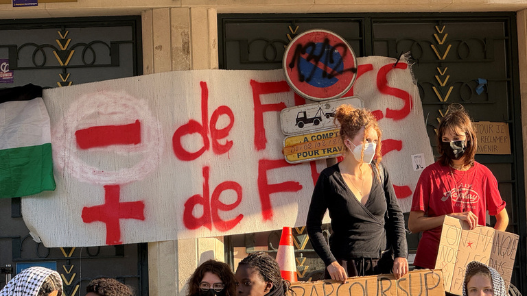 Los sindicatos de estudiantes piden proseguir las protestas tras reunirse con Macron