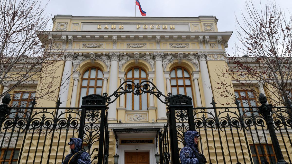 FILE PHOTO: Members of the Russian National Guard (Rosgvardiya) stand outside the headquarters of the Russian Central Bank on the day of a key rate-setting meeting in Moscow, Russia, April 24, 2026. REUTERS/Anastasia Barashkova/File Photo