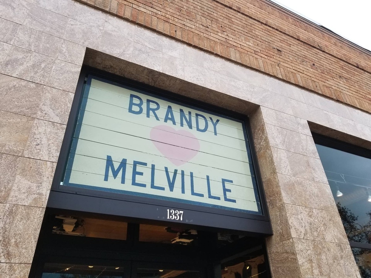  Brandy Melville reportedly closes all its fitting rooms. 
