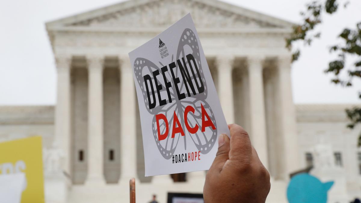 Fotografía de archivo del 12 de noviembre de 2019 de personas manifestándose afuera de la Corte Suprema por la decisión del presidente Donald Trump de poner fin al programa Acción Diferida para los Llegados en la Infancia (DACA) en Washington.