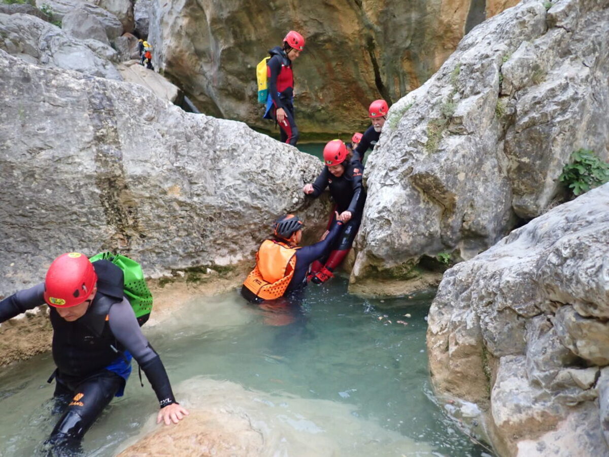  With Roger’s assistance, I was able to navigate the canyon boulders. Photo courtesy of the author. 