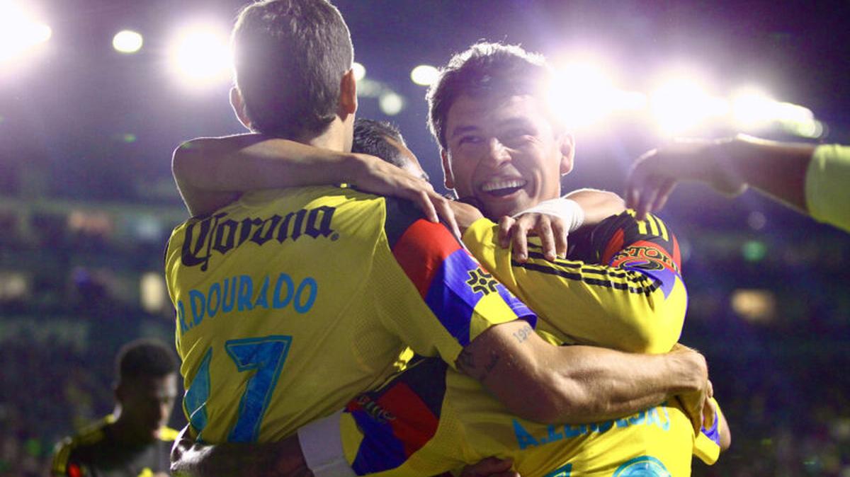 Jugadores de América celebran un gol este martes, en un partido de la Liga MX entre León y América en el estadio León en León (México). EFE/Luis Ramírez