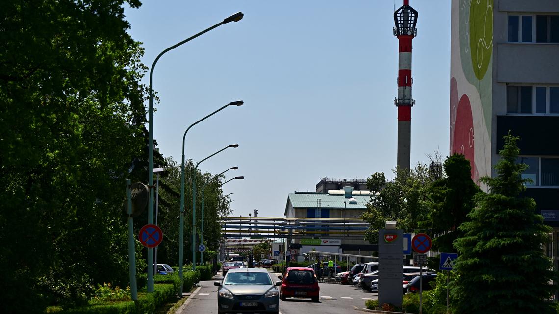 Explosion at MOL's Tiszaujvaros petrochemical plant in Hungary kills one 