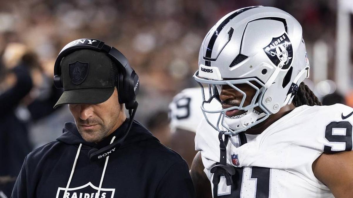  Aug 23, 2025; Glendale, Arizona, USA; Las Vegas Raiders defensive line coach Rob Leonard with defensive end Jahfari Harvey (91) against the Arizona Cardinals during a preseason NFL game at State Farm Stadium. Mandatory Credit: Mark J. Rebilas-Imagn Images | Mark J. Rebilas-Imagn Images 