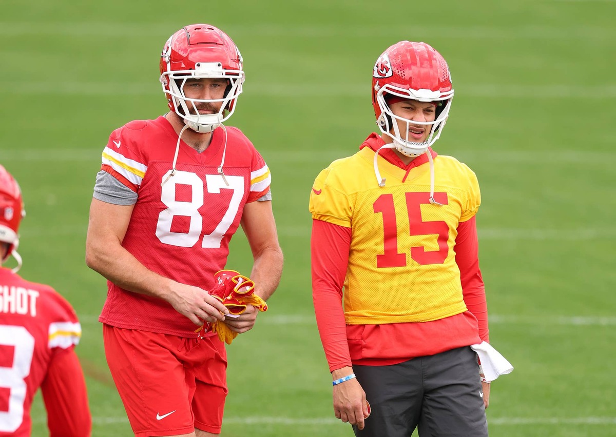 NEW ORLEANS, LOUISIANA - FEBRUARY 06: Patrick Mahomes #15 and Travis Kelce #87 of the Kansas City Chiefs warm up during a practice ahead of Super Bowl LIX at Tulane University's Yulman Stadium on on February 06, 2025 in New Orleans, Louisiana. (Photo by Gregory Shamus/Getty Images) 