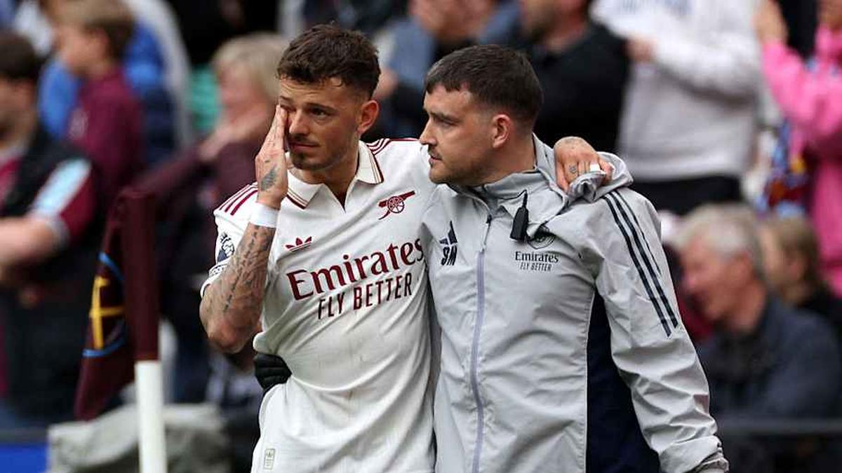  Ben White (left) was forced to come off in the first half of Sunday's showdown in London. | Adrian Dennis/AFP/Getty Images 