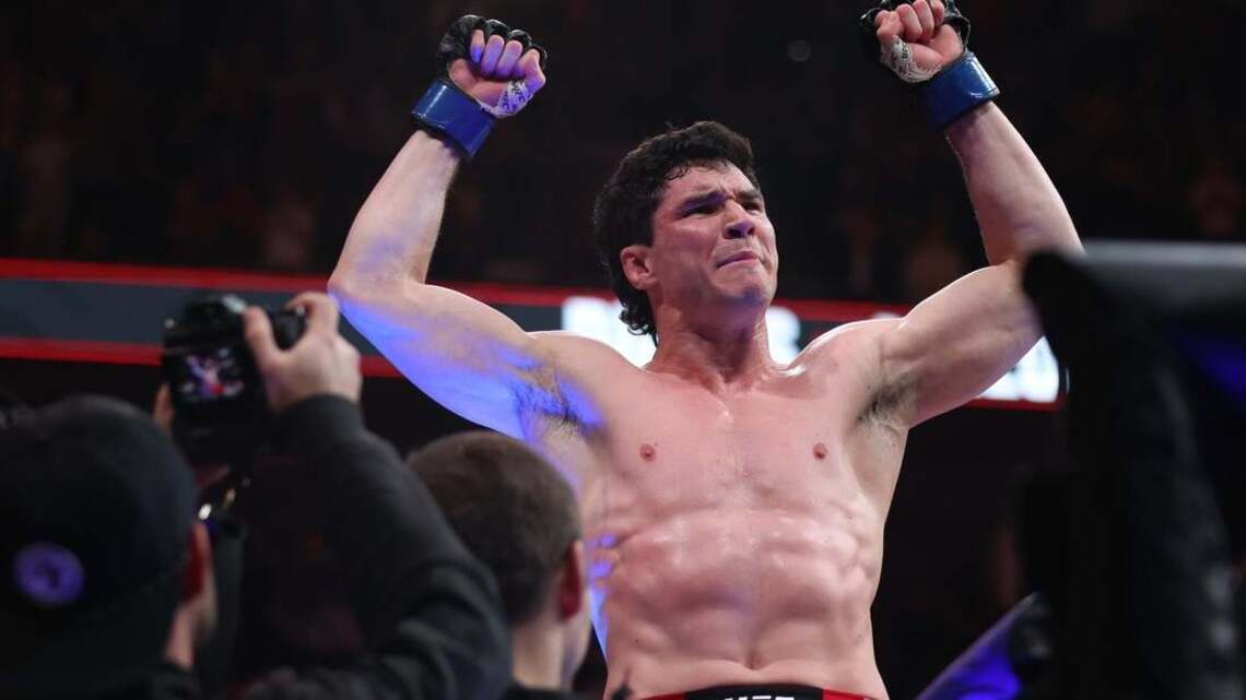 Canada's Mike Malott protects home turf with TKO vs. Joaquin Buckley 