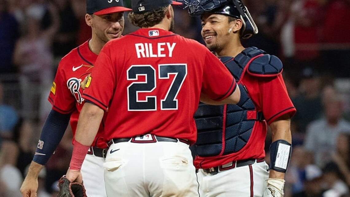 Braves edge Brewers in battle of division leaders