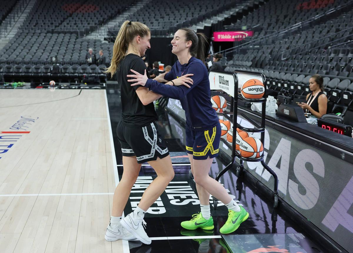  LAS VEGAS, NEVADA - JULY 02: Former Iowa Hawkeyes teammates Kate Martin (L) #20 of the Las Vegas Aces and Caitlin Clark #22 of the Indiana Fever joke around with each other on the court during warmups before their game at T-Mobile Arena on July 02, 2024 in Las Vegas, Nevada. (Photo by Ethan Miller/Getty Images) 