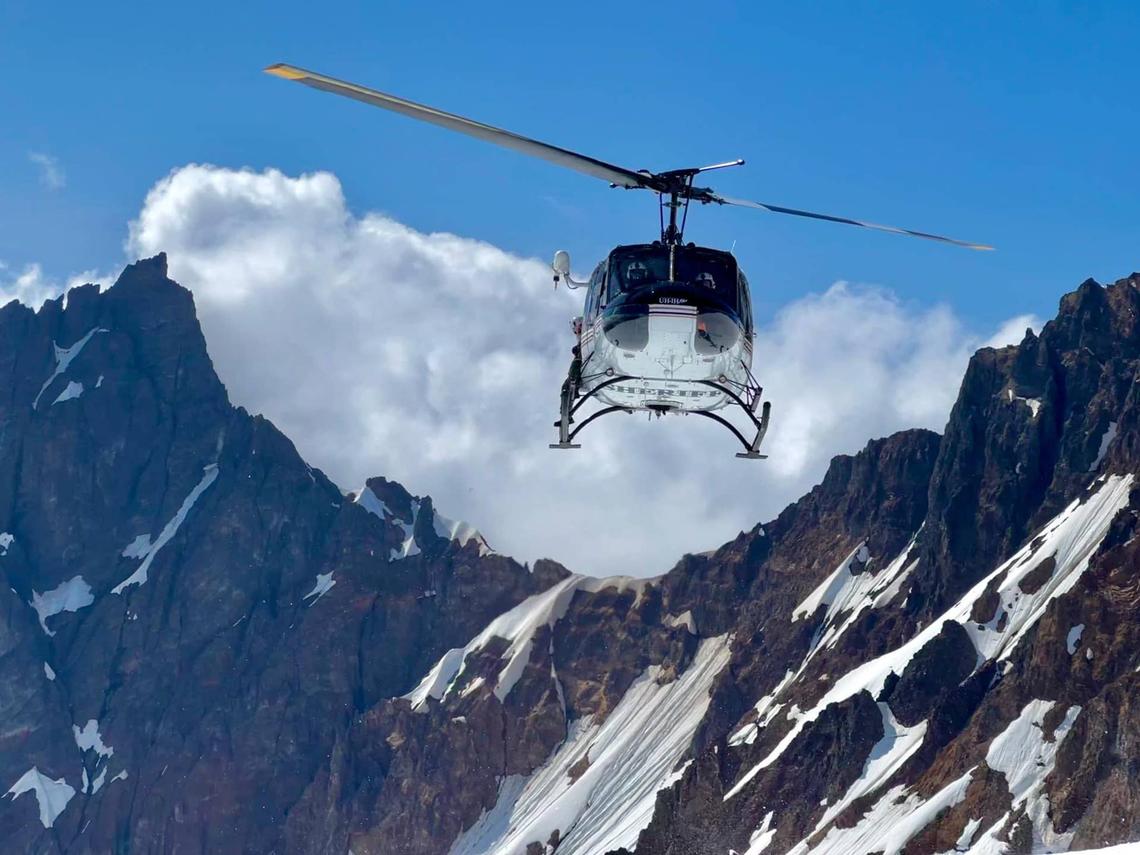  Snohomish County Helicopter Rescue Team.