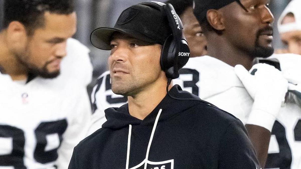  Aug 23, 2025; Glendale, Arizona, USA; Las Vegas Raiders defensive line coach Rob Leonard against the Arizona Cardinals during a preseason NFL game at State Farm Stadium. Mandatory Credit: Mark J. Rebilas-Imagn Images | Mark J. Rebilas-Imagn Images 