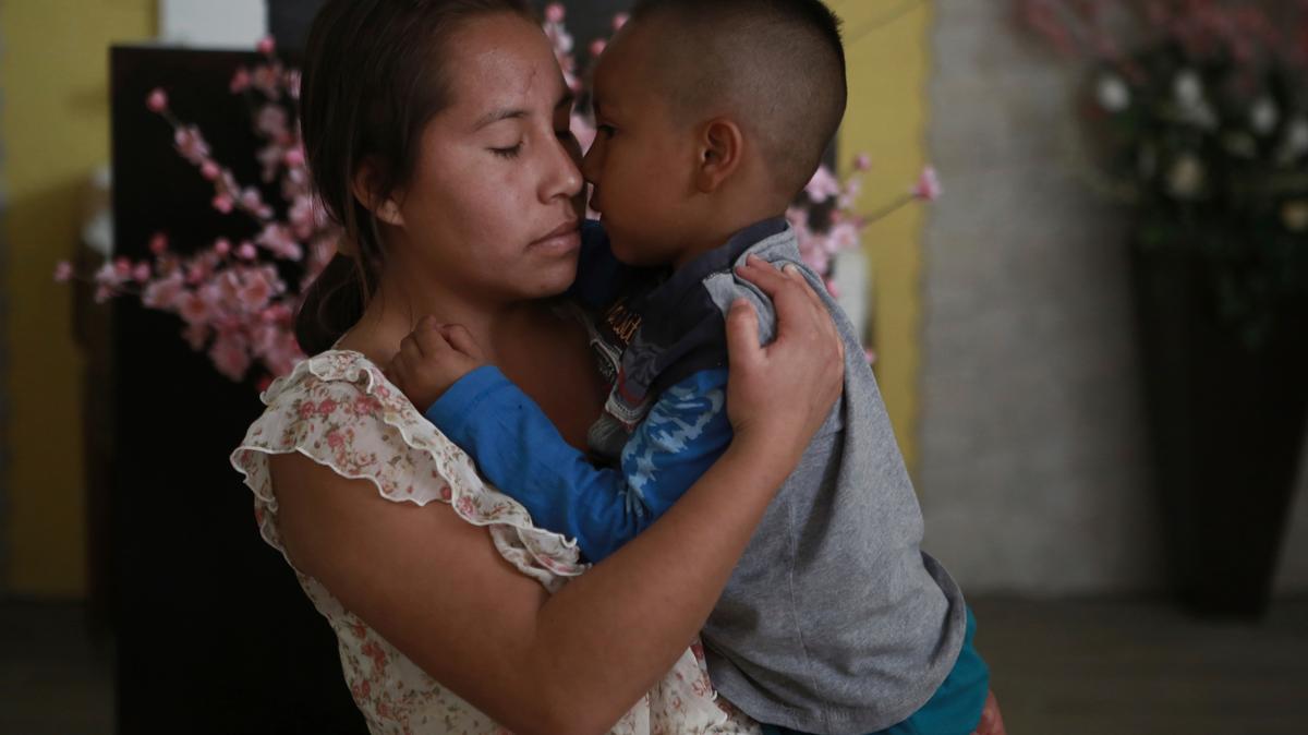 Una mujer abraza a su hijo en el refugio del Buen Samaritano en Juárez, México, el miércoles 30 de marzo de 2022. La gran mayoría de las personas que se alojan en el refugio son mujeres y sus hijos de México y Centroamérica que han sido expulsados ​​bajo la autoridad del Título 42 o todavía estaban esperando para intentar obtener asilo, según el pastor Juan Fierro, director del albergue. (Foto AP/Christian Chávez)