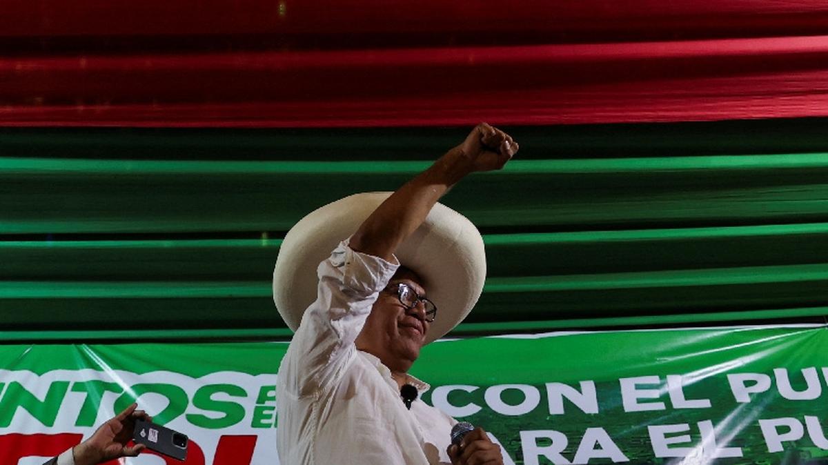 Presidential candidate Roberto Sanchez of the Together for Peru party holds a campaign rally after the National Jury of Elections announced that he will advance to a runoff election on June 7, in which he will compete for the presidency of Peru against candidate Keiko Fujimori of the Popular Force party, in a neighborhood of Lima, Peru, May 17, 2026. REUTERS/Alessandro Cinque