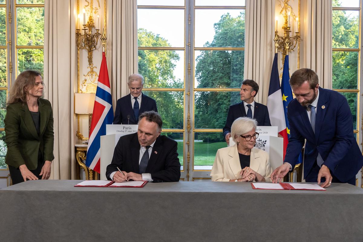 France's President Emmanuel Macron and Norway's Prime Minister Jonas Gahr Stoere look as Norwegian Defense Minister Tore Sandvik and French Defence and Veterans Minister Catherine Vautrin sign an agreement prior to a working dinner at the Elysee Palace in Paris, France, 27 May 2026.  CHRISTOPHE PETIT TESSON/Pool via REUTERS