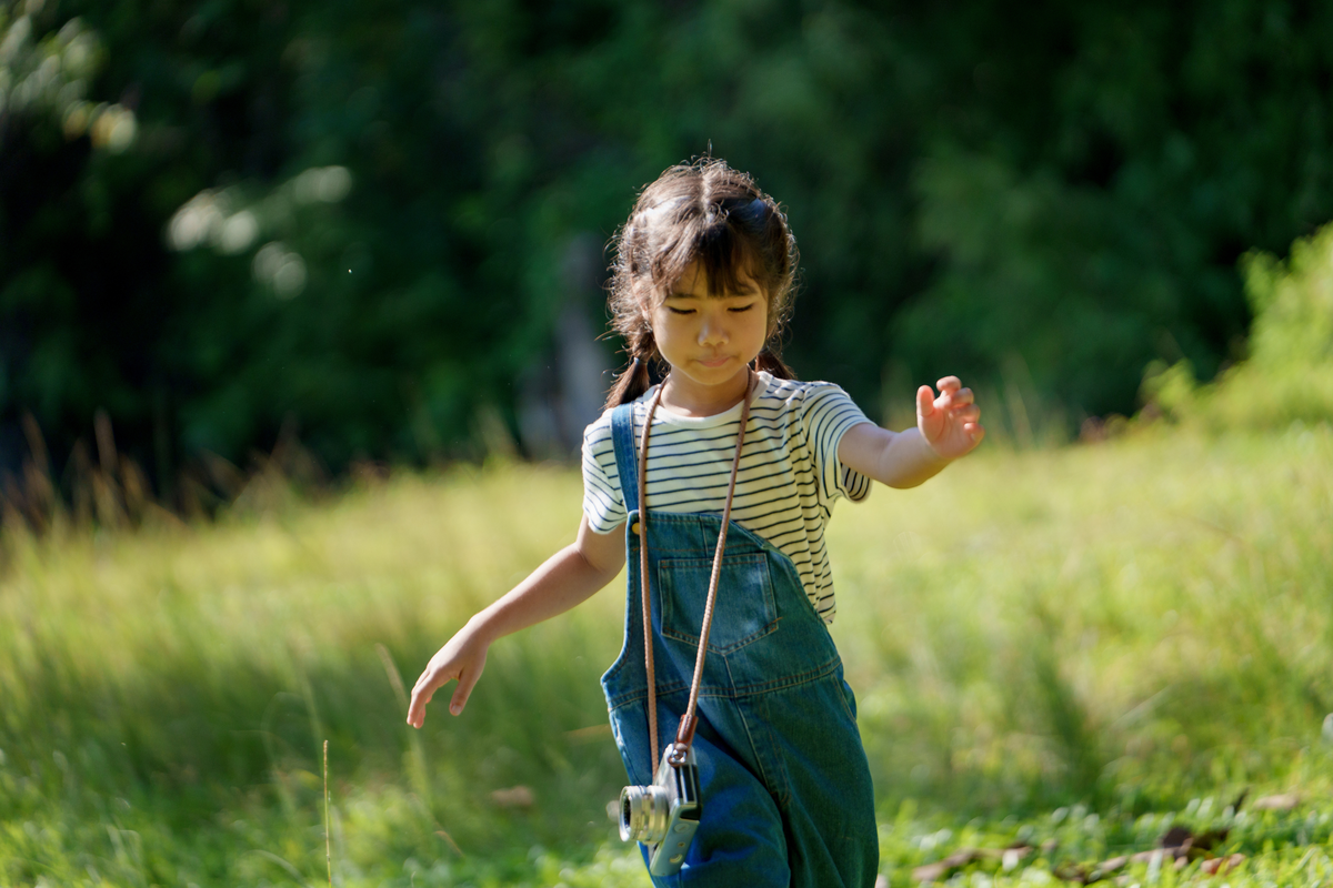 Stock image: A young girl off on a solo adventure in nature. 