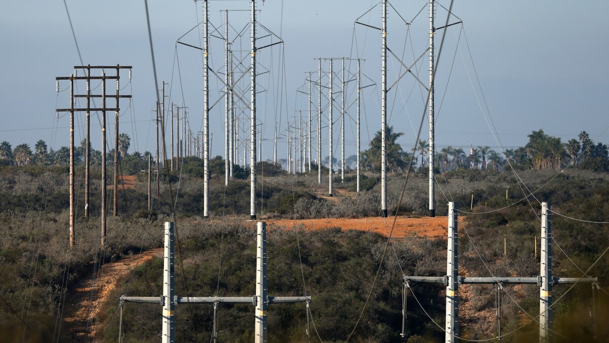San Diego, CA – December 15: SDG&E power lines run through Kearny Mesa on December 15, 2025 in San Diego, CA.  (K.C. Alfred / The San Diego Union-Tribune)