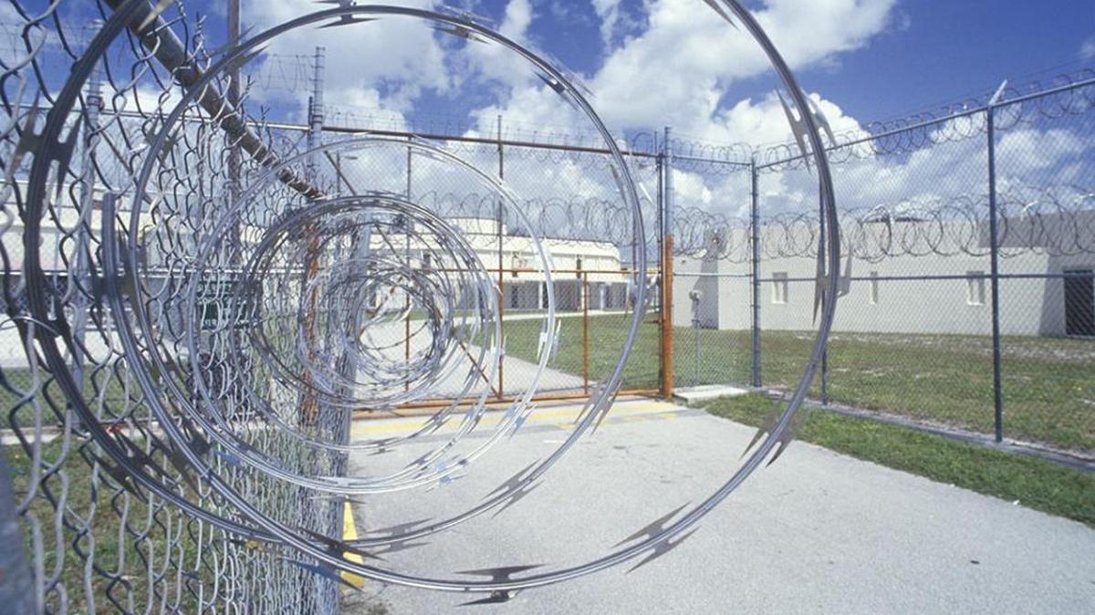 En 2022, el gobernador Ron DeSantis anunció un plan para utilizar la Guardia Nacional para ayudar a las prisiones estatales con escasez de personal, que carecían de más de 5000 agentes penitenciarios. En la imagen, una cárcel del Condado Miami-Dade.