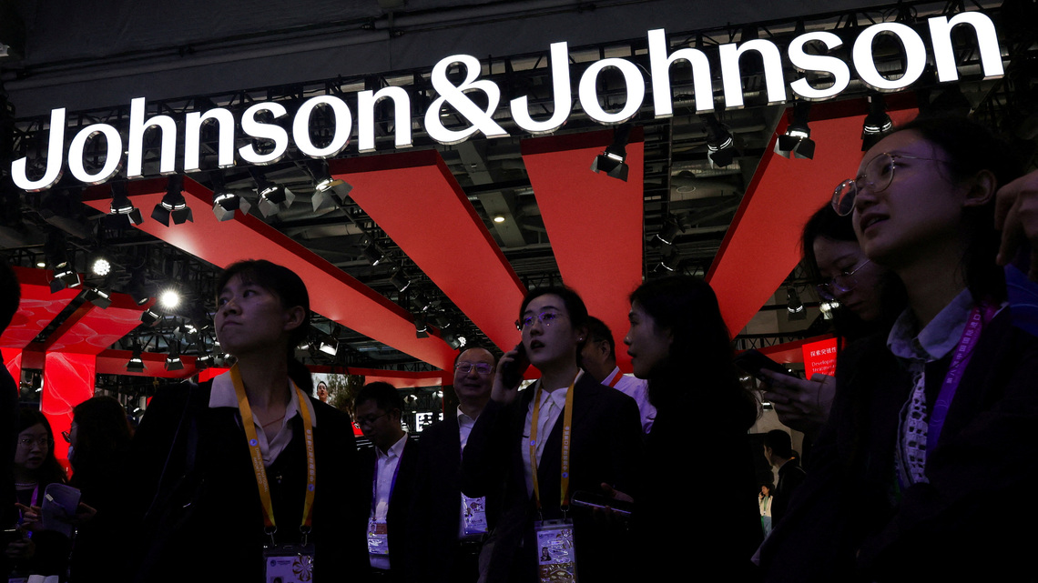 Smith & Nephew merger talks with J&J orthopaedics unit collapse over CEO role, FT reports 