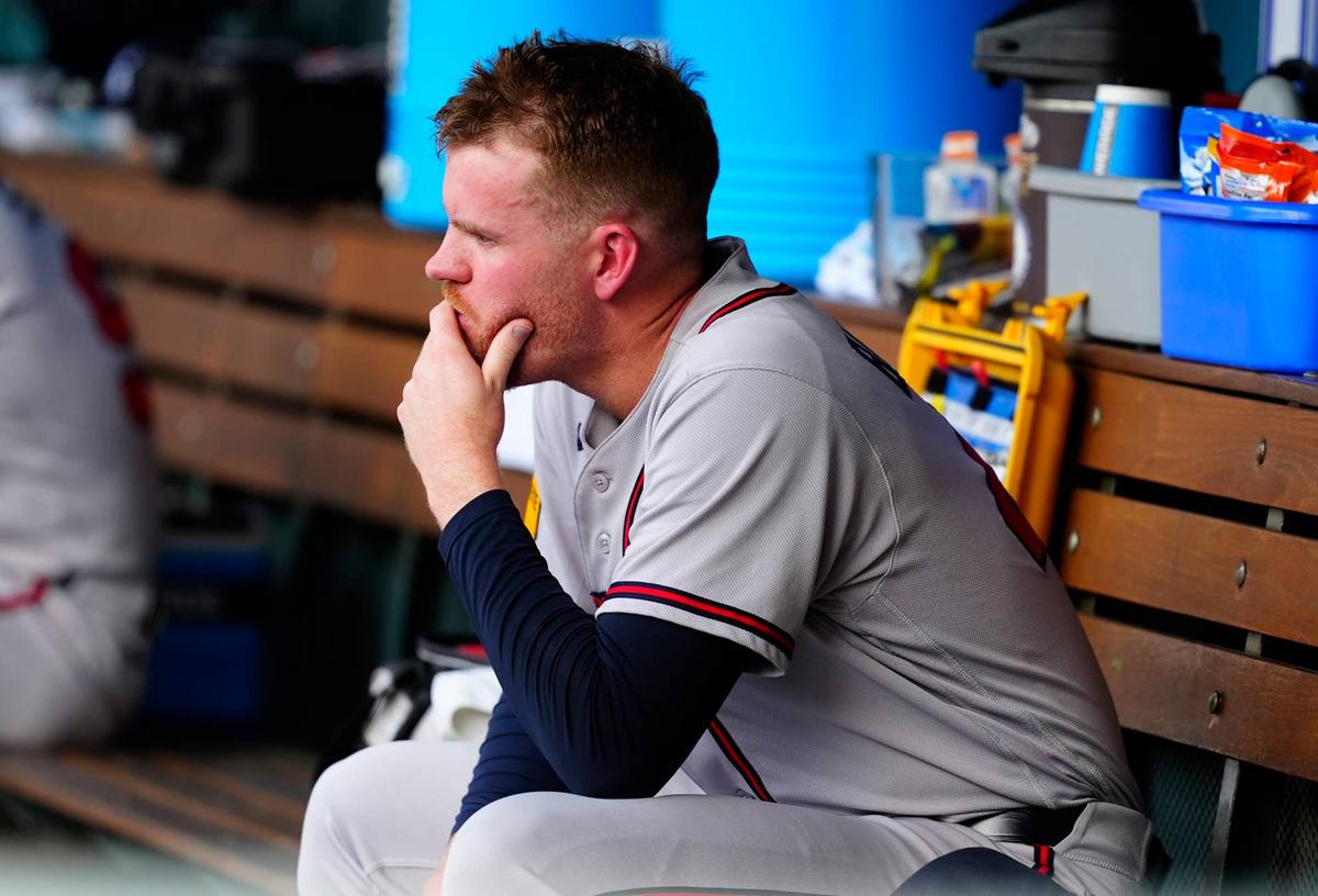  Atlanta Braves pitcher Aaron Bummer (49) on the bench in the fifth inning against the Colorado Rockies © Ron Chenoy-Imagn Images