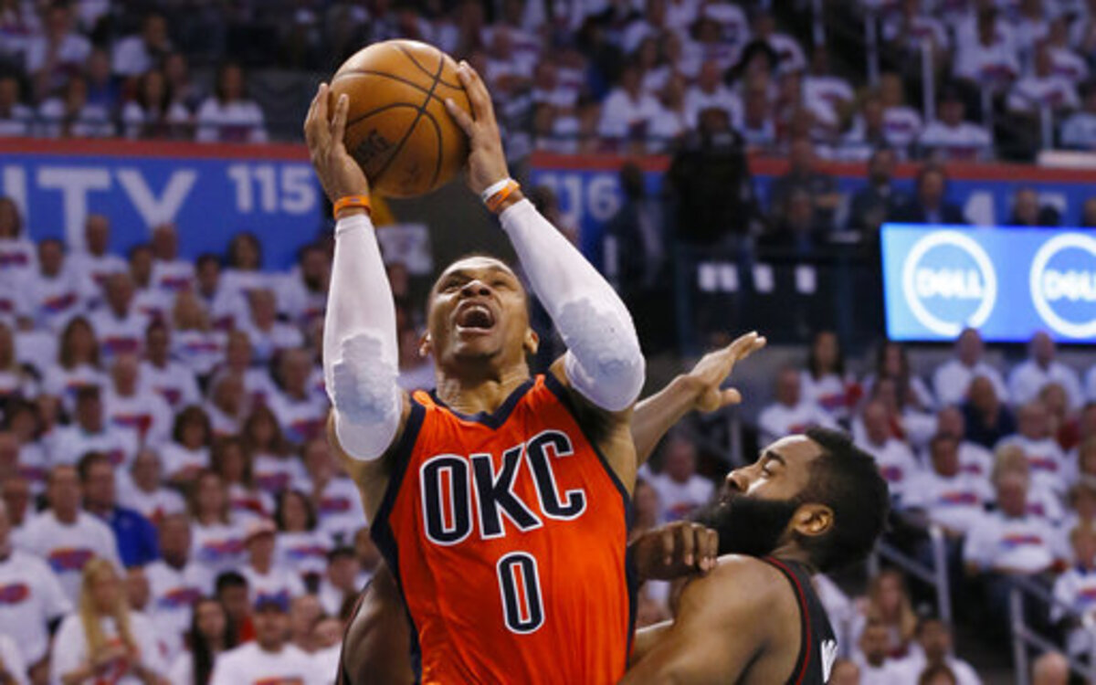 El armador de 28 años Rusell Westbrook se convirtió en el segundo jugador en la historia de la NBA en promediar un triple-doble en puntos, rebotes y asistencias- durante una temporada completa.