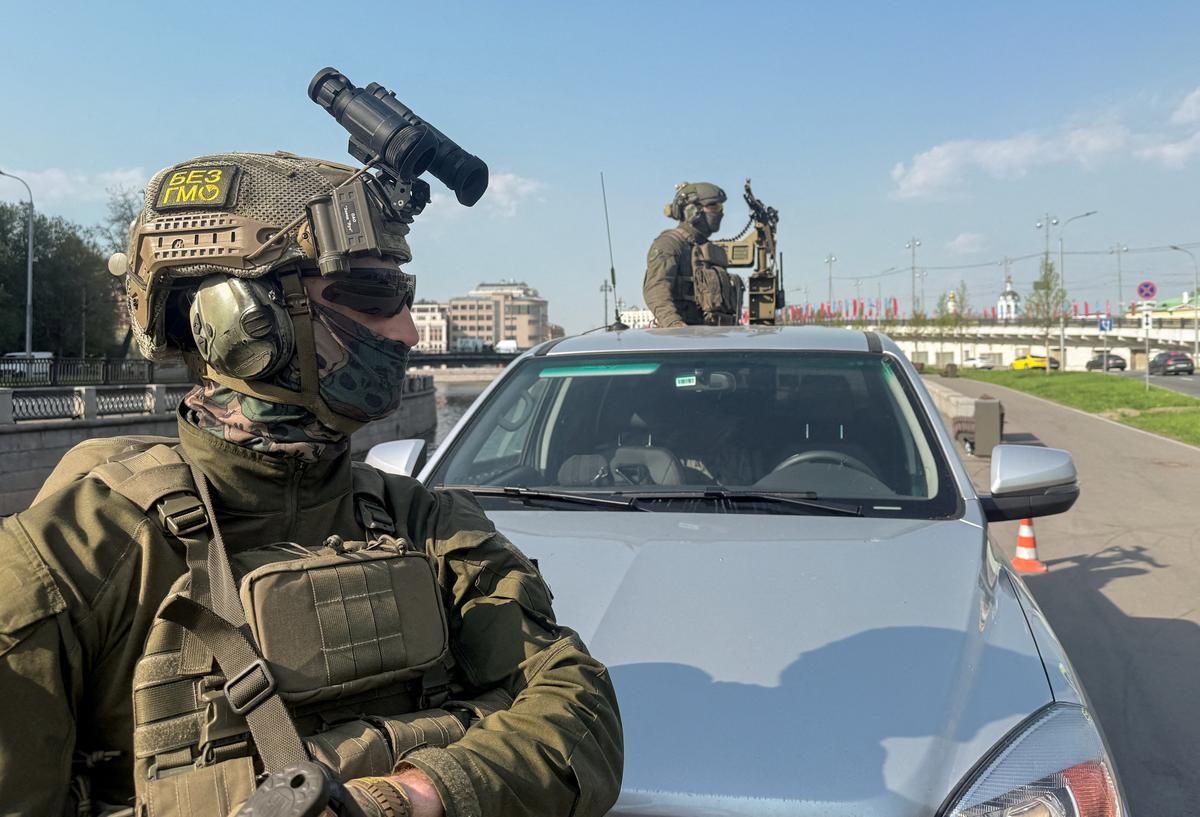 Russian security personnel patrol an area on a pickup truck armed with a machine gun amid increased security measures taken ahead of Victory Day, marking the anniversary of victory over Nazi Germany in World War Two, in central Moscow, Russia, May 7, 2026. Picture taken with a mobile phone. REUTERS/Stringer