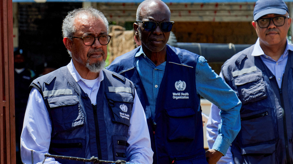 FILE PHOTO: Director-General of the World Health Organisation (WHO) Tedros Adhanom Ghebreyesus tours the Evangelical Medical Center (CEM), one of the facilities at the forefront of the response to the Ebola outbreak during his visit to coordinate the response to the Ebola outbreak, as agencies intensify efforts to contain a new Ebola outbreak caused by the Bundibugyo virus strain, in Bunia, Ituri province, Democratic Republic of Congo, May 31, 2026. REUTERS/Gradel Muyisa Mumbere/File Photo