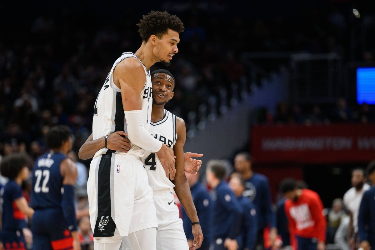  San Antonio Spurs center Victor Wembanyama (1) and guard De'Aaron Fox (4) react during the second quarter against the Washington Wizards at Capital One Arena. © Reggie Hildred-Imagn Images