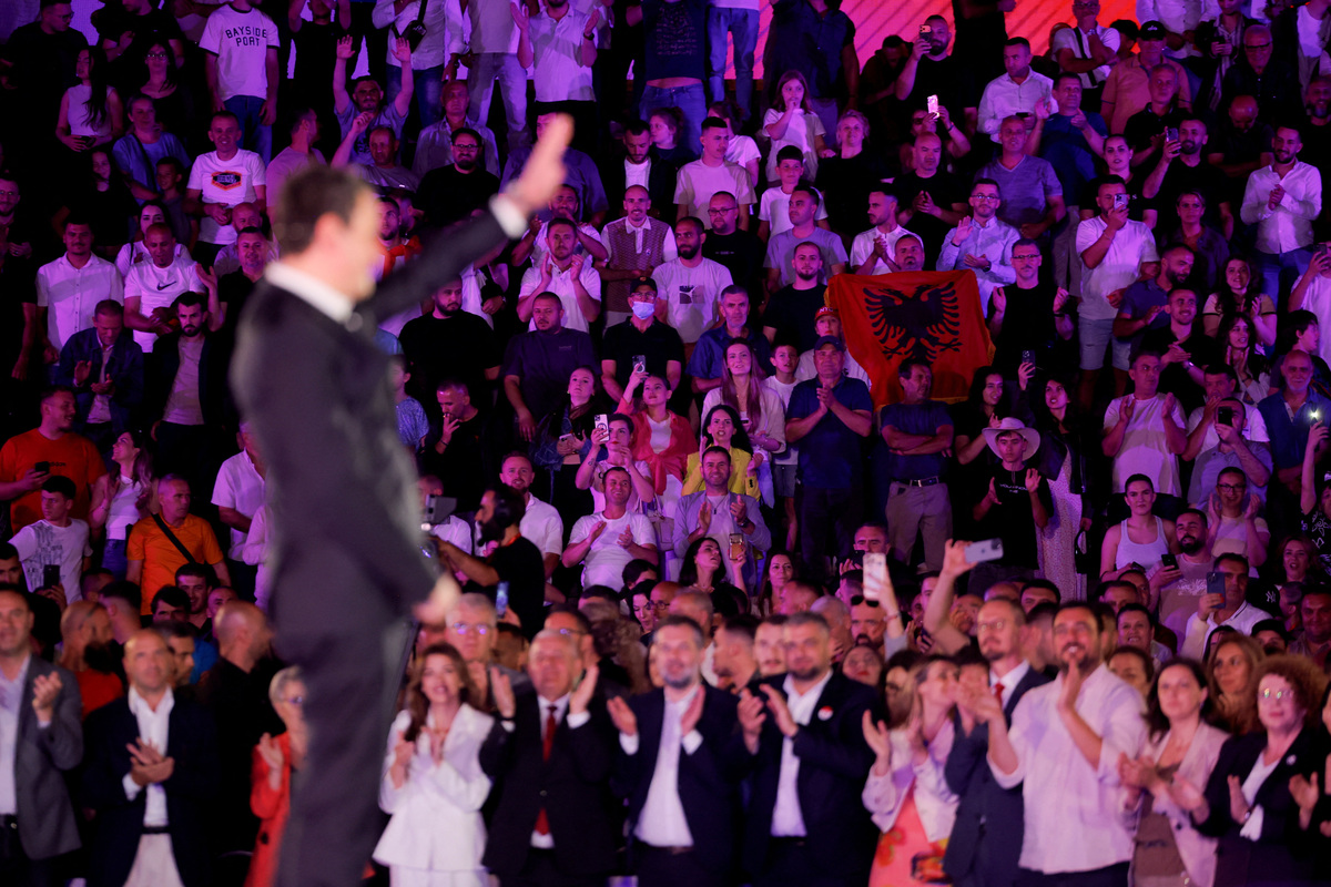 Prime Minister of Kosovo and Levizja Vetevendosje (Movement for Self-Determination) party leader Albin Kurti gestures during the closing electoral rally for the upcoming parliamentary elections in Pristina, Kosovo June 6, 2026. REUTERS/Valdrin Xhemaj