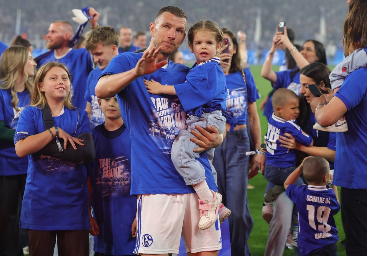  Edin Dzeko of FC Schalke 04 celebrates with his wife Amra and kids after securing promotion to the Bundesliga. Photo by Jürgen Fromme - firo sportphoto/Getty Images