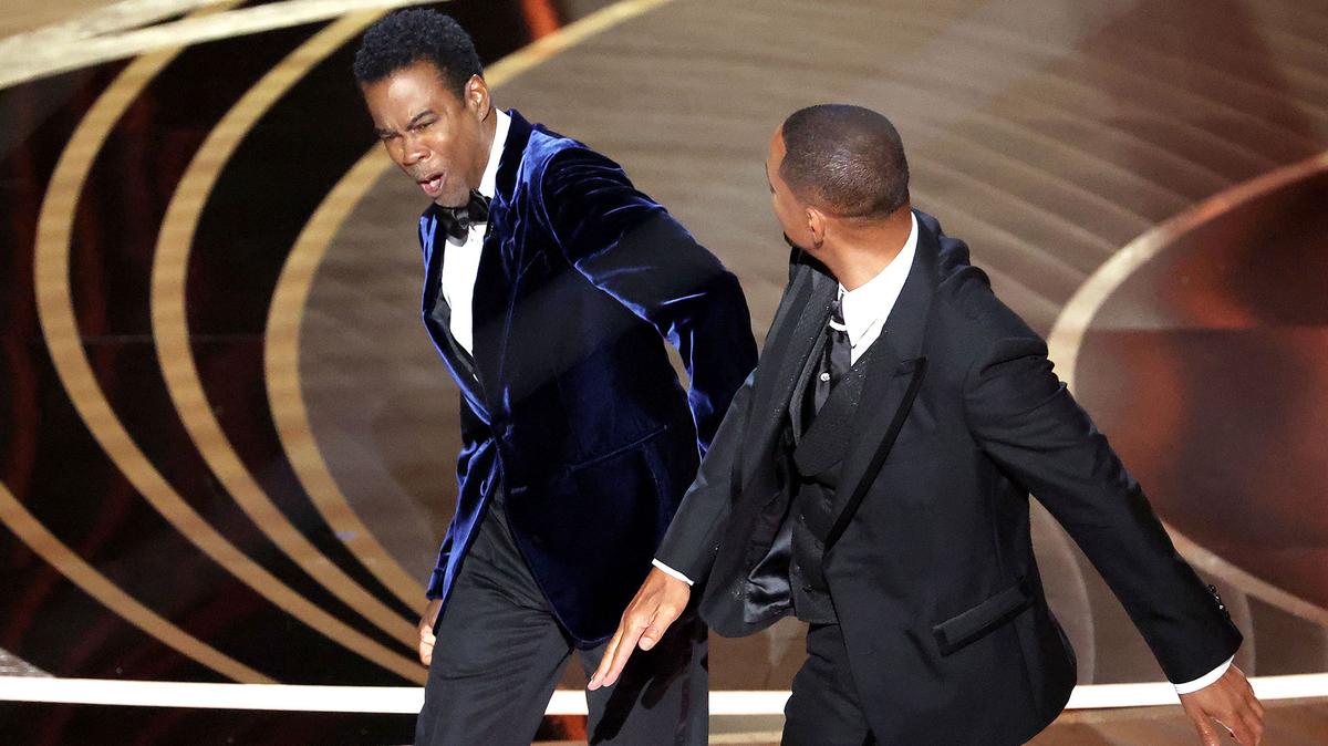 Momento en que Will Smith bofetea a Chris Rock durante la entrega de los premios Oscar, el 27 de marzo de 2022. 
