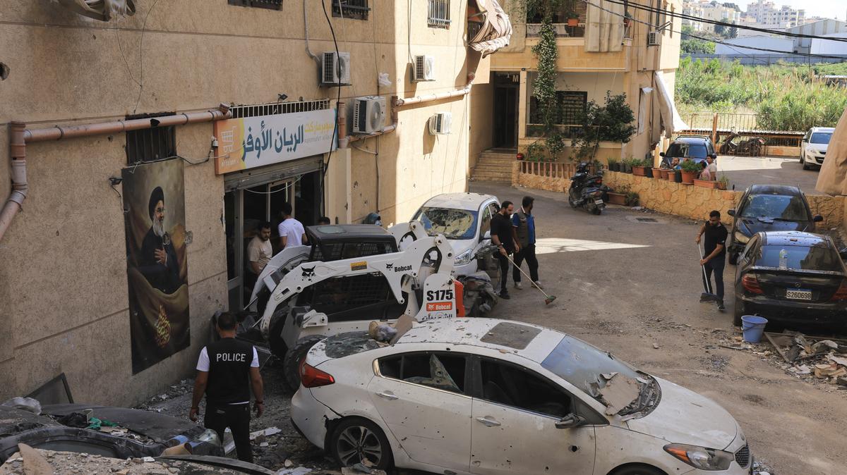 People clear the debris at the site of an Israeli strike on Beirut's southern suburbs, Lebanon, May 28, 2026. REUTERS/Raghed Waked