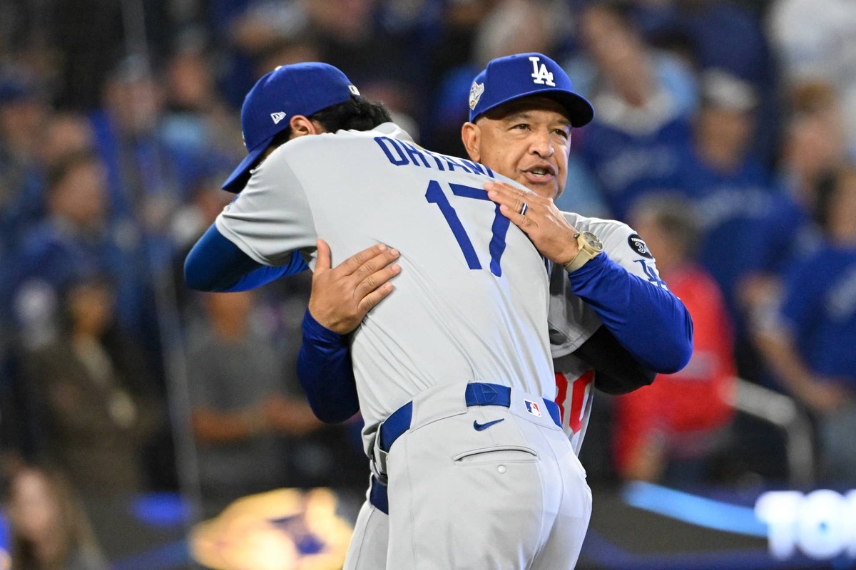  Los Angeles Dodgers designated hitter Shohei Ohtani (17) greets manager Dave Roberts (30). © Dan Hamilton-Imagn Images