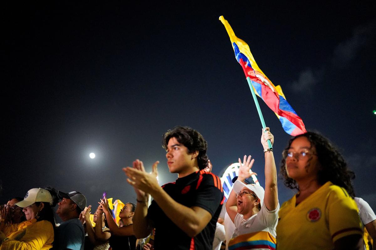 Supporters of Colombian presidential candidate Abelardo De La Espriella of the political movement Defenders of the Homeland react as De La Espriella addresses them after the results of the first round of the presidential election, in Barranquilla, Colombia May 31, 2026. REUTERS/Sergio Acero