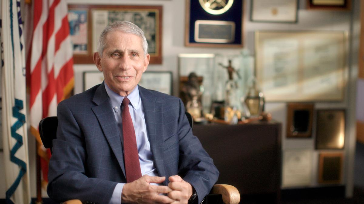 Imagen distribuida por National Geographic del Dr. Anthony Fauci, en el National Institutes of Health, en Bethesda, Maryland, durante la filmación del documental “Fauci”. (Visko HatfNational Geographic via AP)