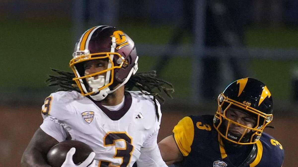  Central Michigan wide receiver Tyson Davis (3) looks to evade Kent State linebacker CJ Young (3) during the first half of the game at Dix Stadium in Kent on November, 19, 2025. | Mike Cardew / USA TODAY NETWORK via Imagn Images 