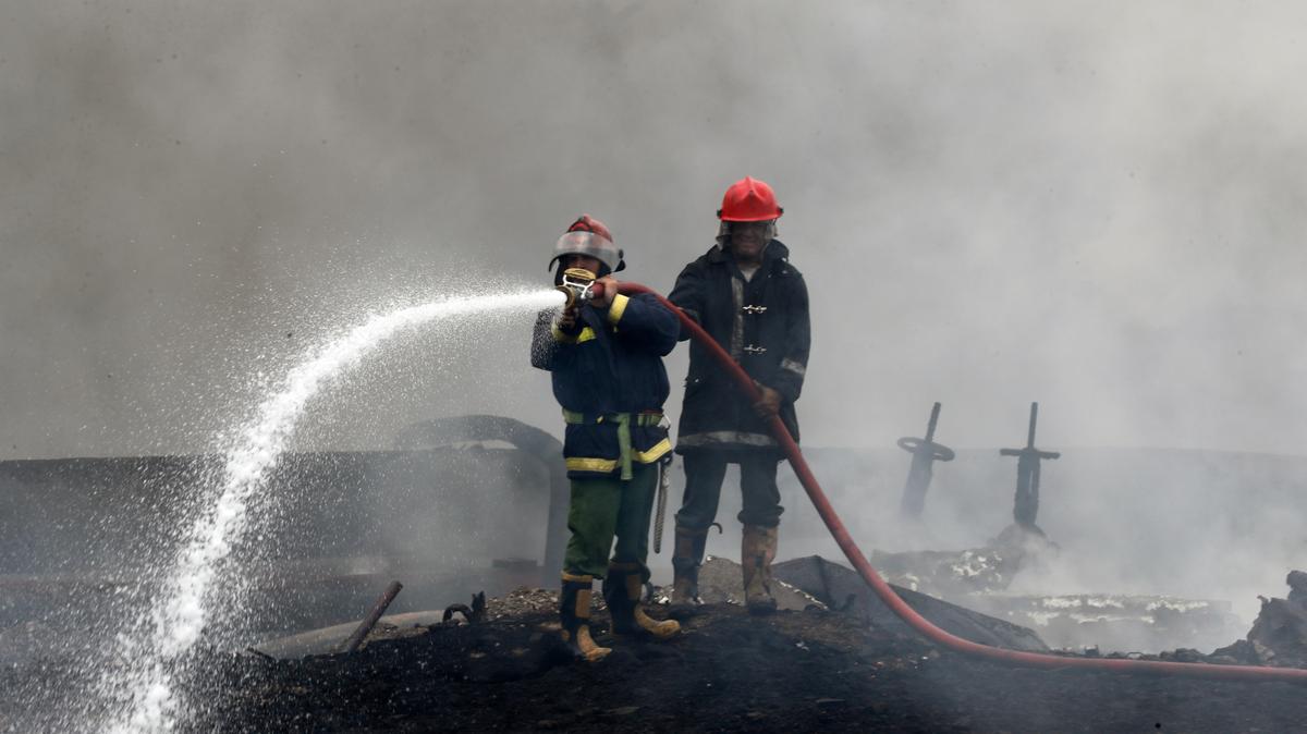 Los bomberos trabajan para apagar un incendio mortal en una instalación de almacenamiento de petróleo en Matanzas, Cuba, el martes 9 de agosto de 2022. El siniestro se desencadenó cuando un rayo golpeó uno de los ocho tanques de la instalación la noche del viernes 5 de agosto. (Ernesto Mastrascusa, Pool Foto, vía AP)