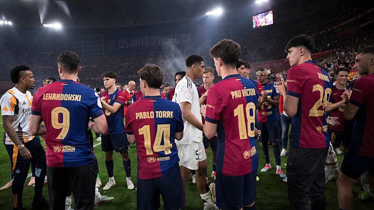  The "pasillo" is a tradition in Spanish football. | Guillermo Martinez/NurPhoto via Getty Images 