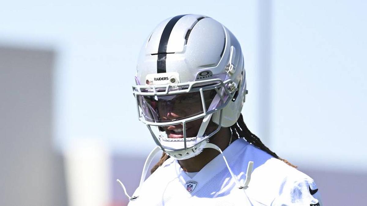  May 20, 2026; Henderson, NV, USA; Las Vegas Raiders cornerback Eric Stokes (5) warms up during organized team activities at Intermountain Health Performance Center. Mandatory Credit: Candice Ward-Imagn Images | Candice Ward-Imagn Images 