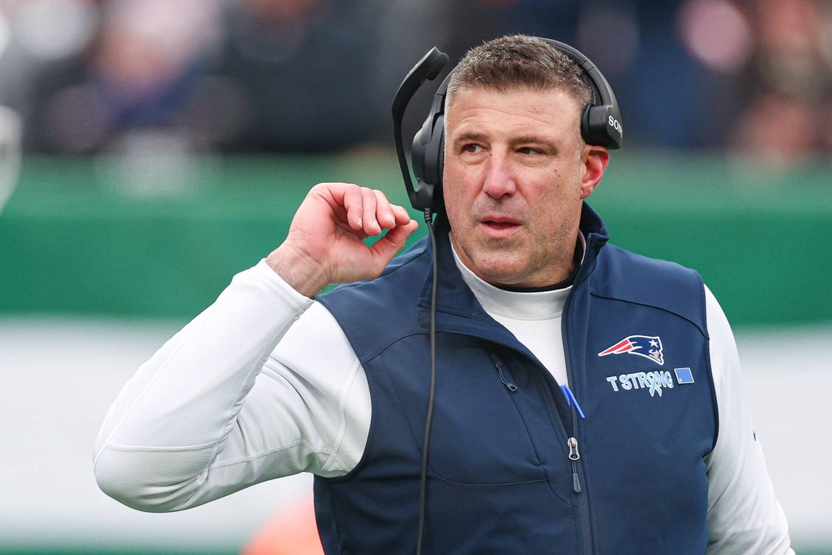  New England Patriots head coach Mike Vrabel looks on during a game.  Vincent Carchietta-Imagn Images