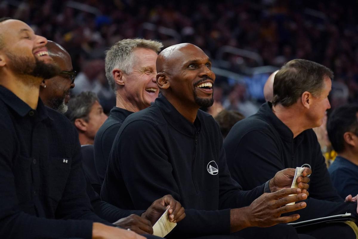  Golden State Warriors coach Jerry Stackhouse smiles along with a laughing Stephen Curry (30) © David Gonzales-Imagn Images 