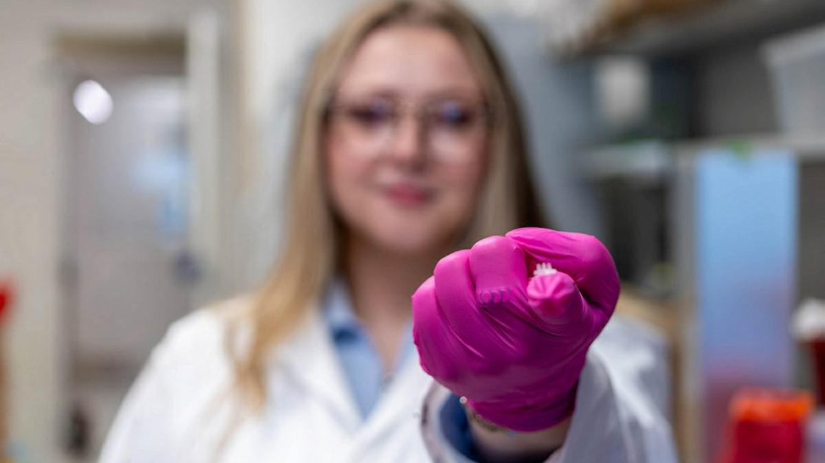 Elizabeth Kelley holding a cytokine-secreting patch. (Jared Jones / Rice University via SWNS). 