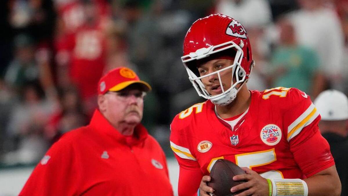  Kansas City Chiefs quarterback Patrick Mahomes (15) and Kansas City Chiefs head coach Andy Reid pre game against the Jets at MetLife Stadium. | Robert Deutsch, Robert Deutsch / USA TODAY NETWORK via Imagn Images 