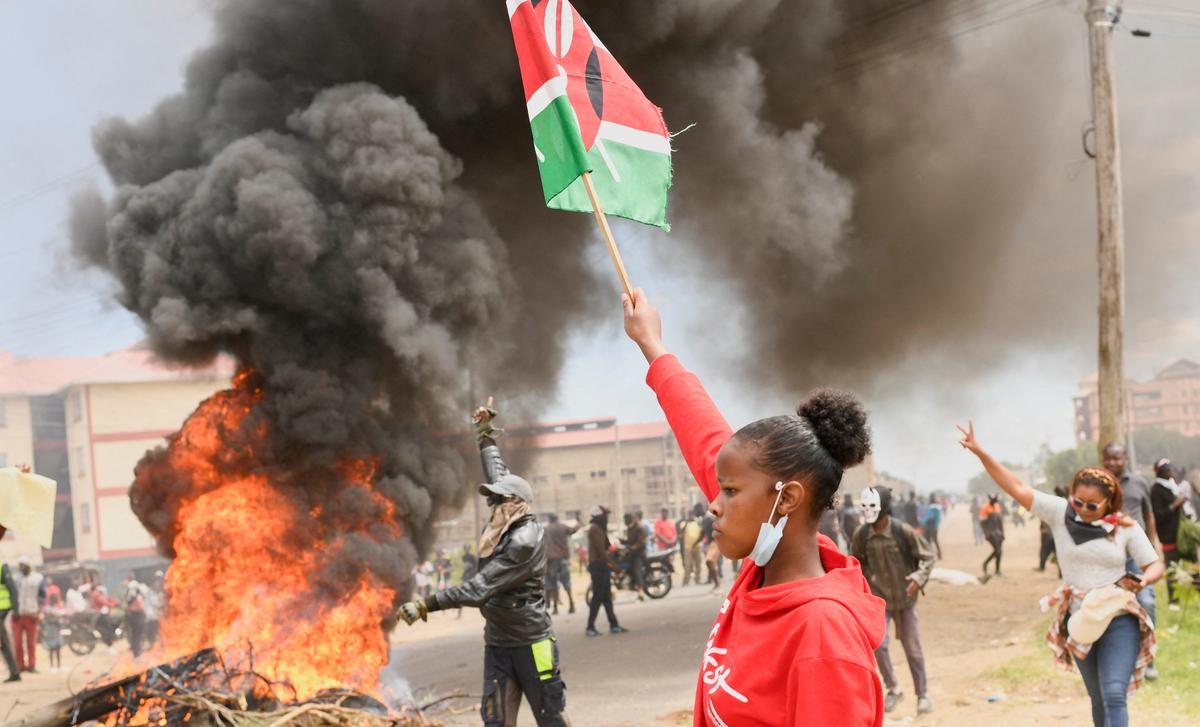 A demonstrator holds a Kenyan flag during a protest against a U.S.-backed Ebola quarantine plan on the establishment of a 50-bed facility at a Kenyan air force base that was intended to host Americans exposed to Ebola, in Nanyuki town, in Laikipia County, Kenya June 1, 2026. REUTERS/John Muchucha