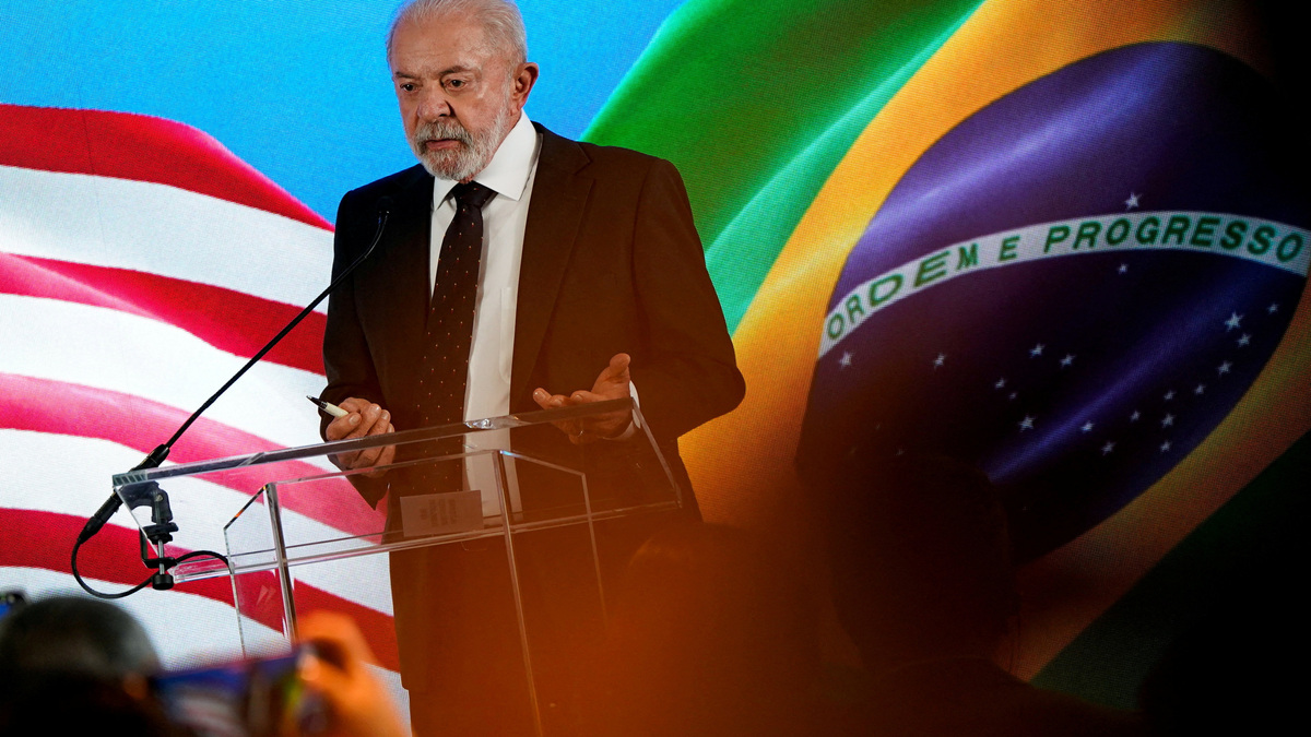 FILE PHOTO: Brazilian President Luiz Inacio Lula da Silva speaks to reporters following his White House meeting with U.S. President Donald Trump, at the Brazilian Embassy in Washington, D.C., U.S., May 7, 2026. REUTERS/Elizabeth Frantz/File Photo