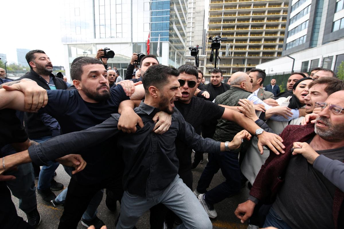 Supporters of Kemal Kilicdaroglu, the former Republican People’s Party (CHP) chairman reinstated by a court decision, scuffle with supporters of ousted party chairman Ozgur Ozel as they try to enter the party’s headquarters in Ankara, Turkey, May 24, 2026. REUTERS/Efekan Akyuz